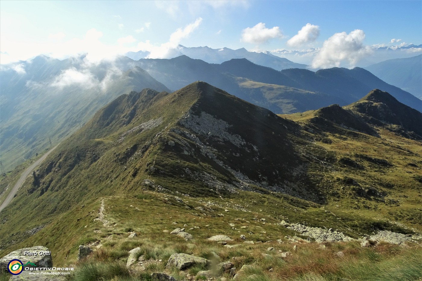 32 Salendo sul Pizzo delle segade sguardo indietro su Cima Villa .JPG